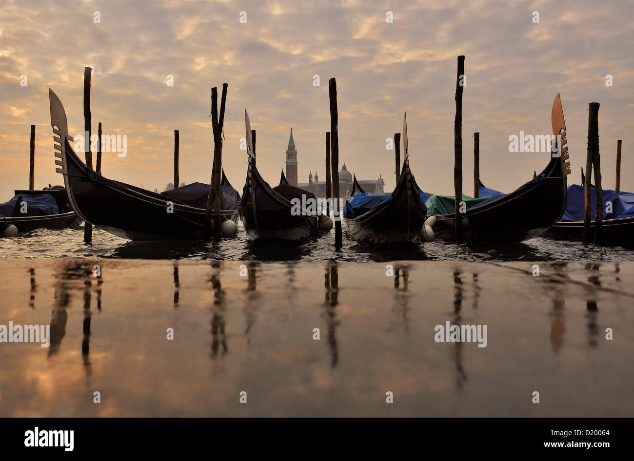 La góndola, Aqua Alta, San Giorgio, Venecia, Véneto, Italia Foto de stock