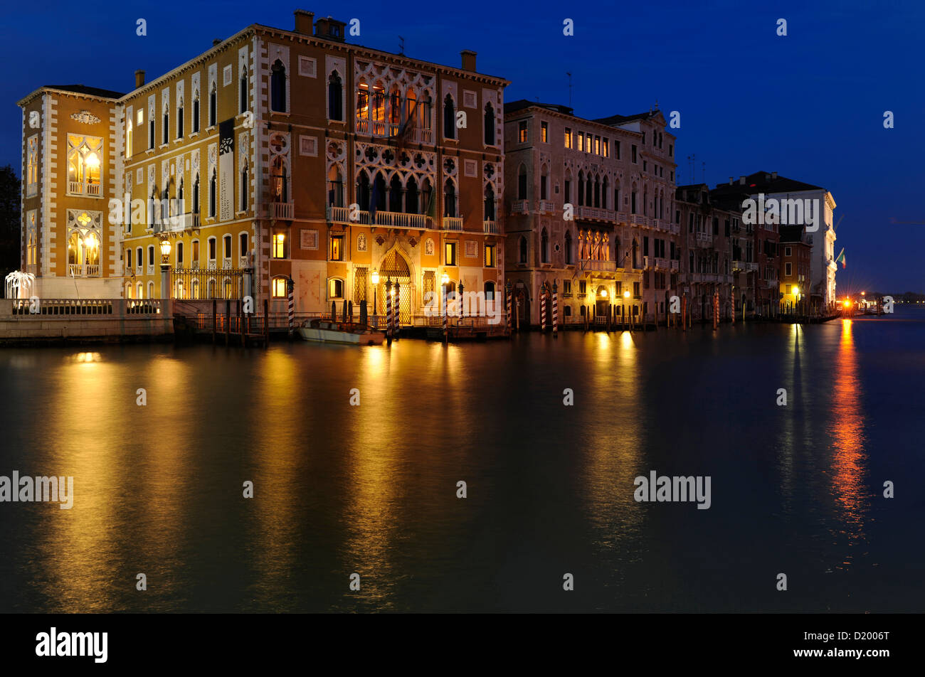 Palazzo Barbaro en la noche, Venecia, Italia Foto de stock