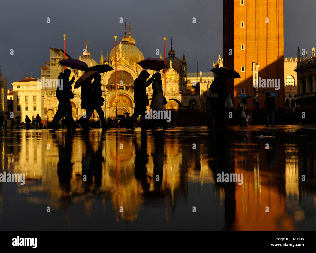 Las personas con paraguas, Piazza San Marcoin la noche, la Basílica de San Marcos, la Basílica di San Marco, Venecia, Italia Foto de stock