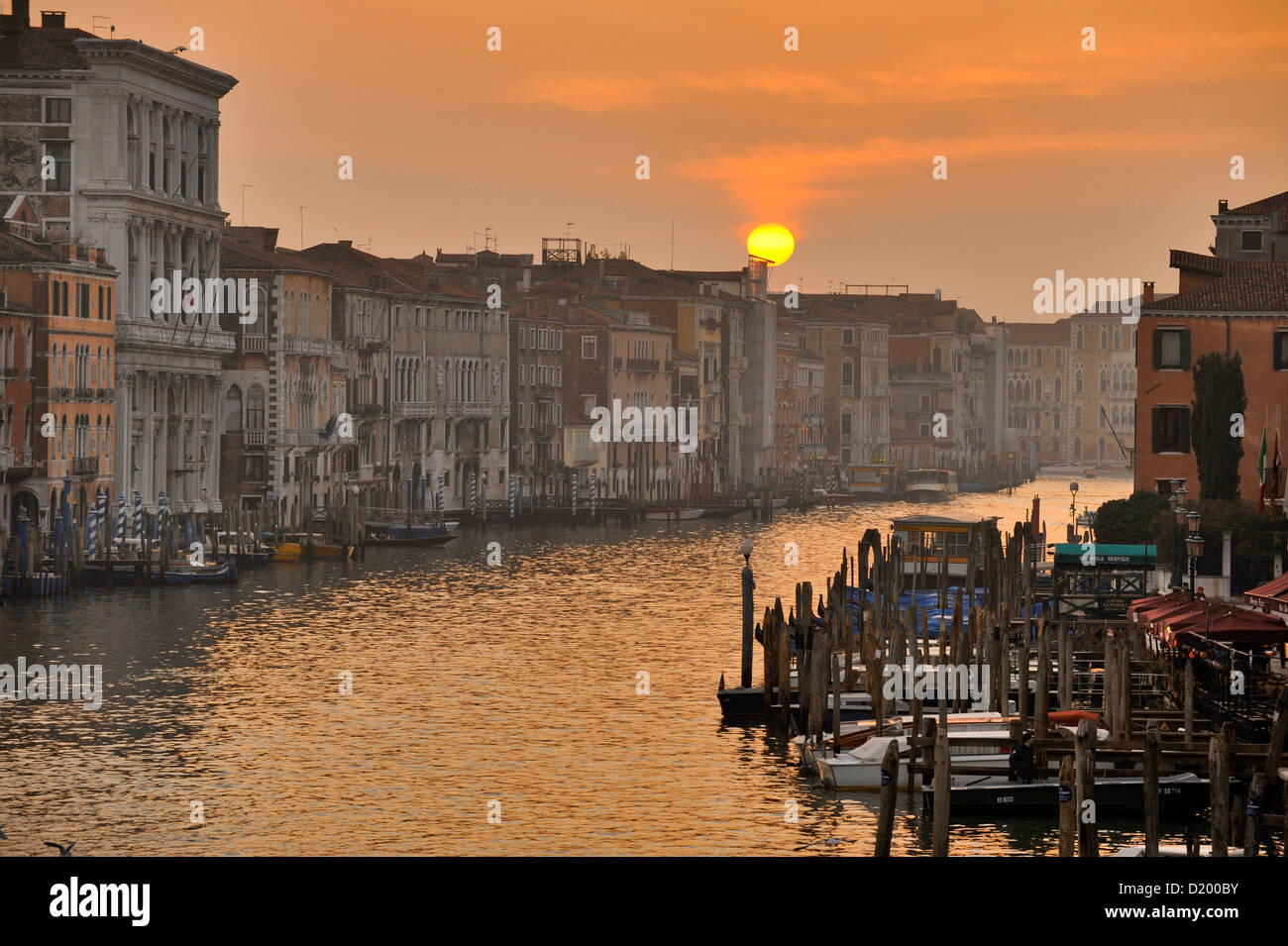 Ver fromt el Puente de Rialto, sobre el Canale Grande am Abend, Canale Grande, Venecia, Italia Foto de stock