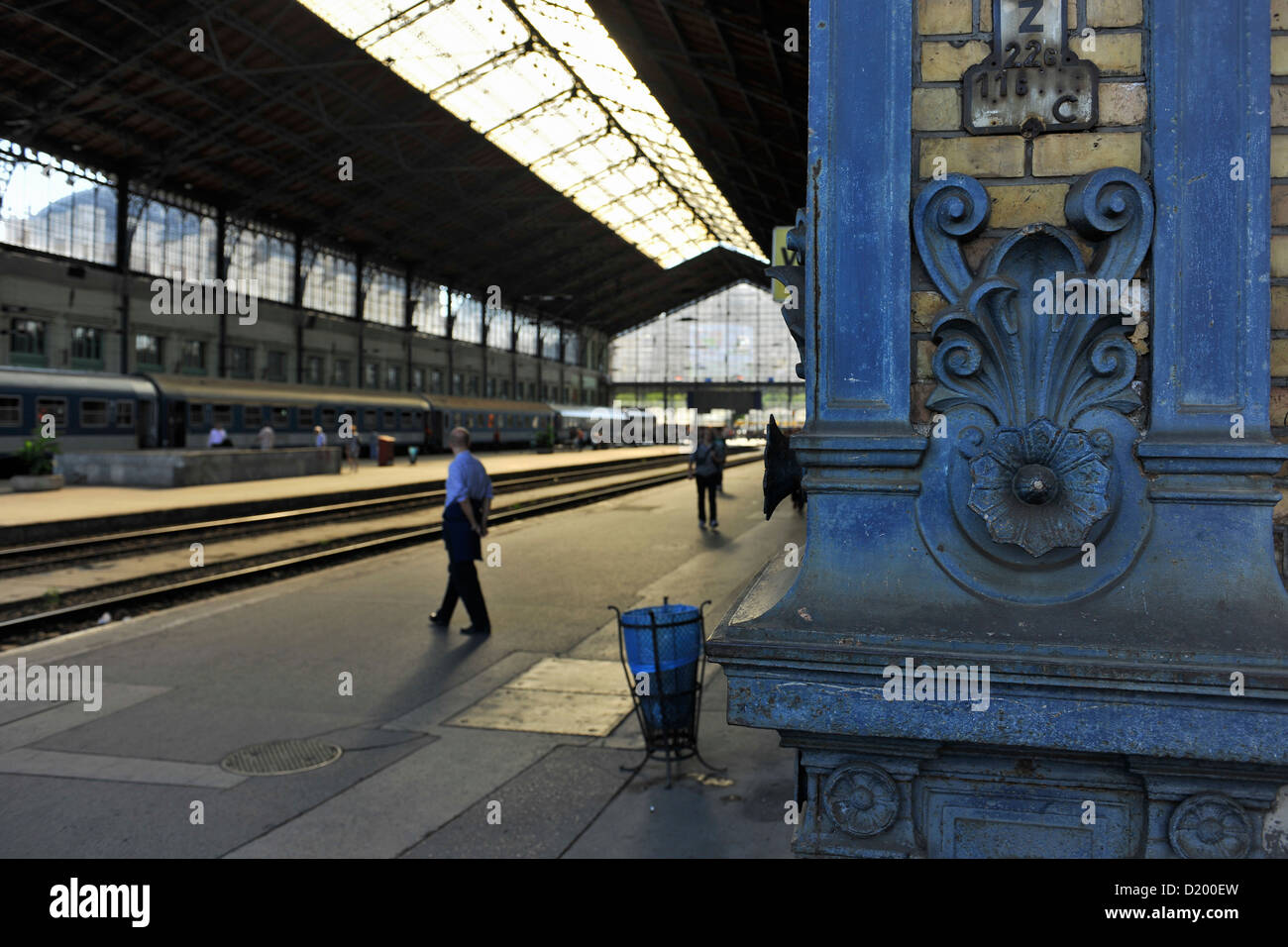 Vista exterior de la estación de ferrocarril oeste, Budapest, Hungría, Europa Foto de stock