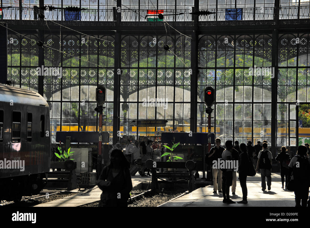 La gente en el pasillo de la estación de ferrocarril oeste, Budapest, Hungría, Europa Foto de stock