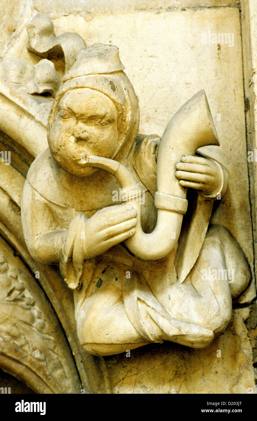 Beverley Minster, músico tallados en piedra medieval, instrumento de viento, bocina, música, músicos musicales, Yorkshire, Inglaterra Foto de stock