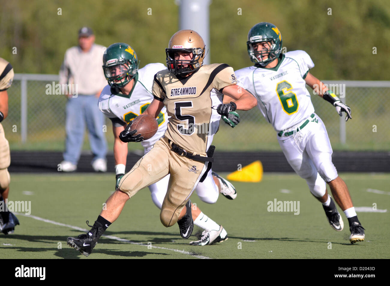 El jugador de fútbol hace un corte durante un regreso de patada intentando romper el juego de big yardage high school durante un juego. Ee.Uu.. Foto de stock