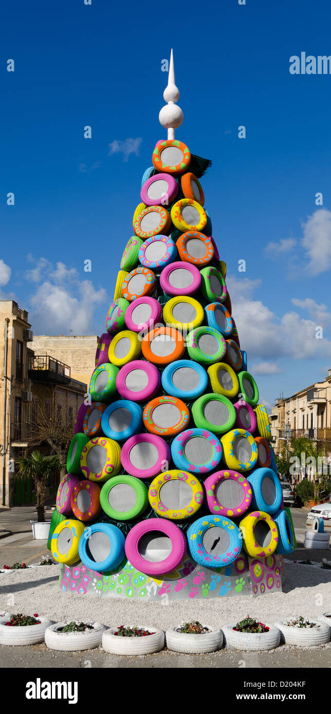 Descripción general de árbol de Navidad construido con neumáticos para  automóviles de color Fotografía de stock - Alamy