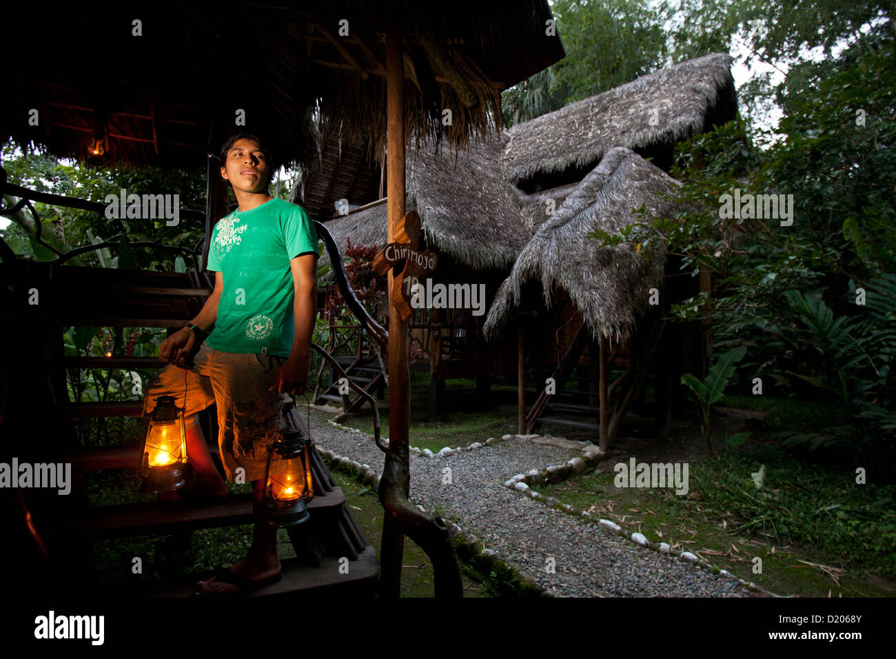 Un hombre joven con faroles de petróleo en el Cotococha Lodge, Río Napo,  Ecuador, Amazone, Sudamérica Fotografía de stock - Alamy