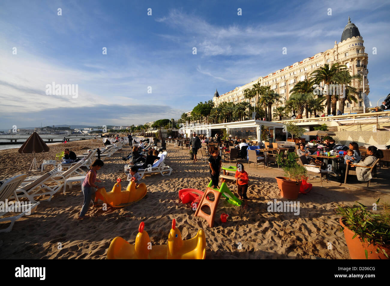 En el Carlton Hotel de playa en la Croisette, Cannes, Cote d'Azur, en el sur de Francia, Europa Foto de stock