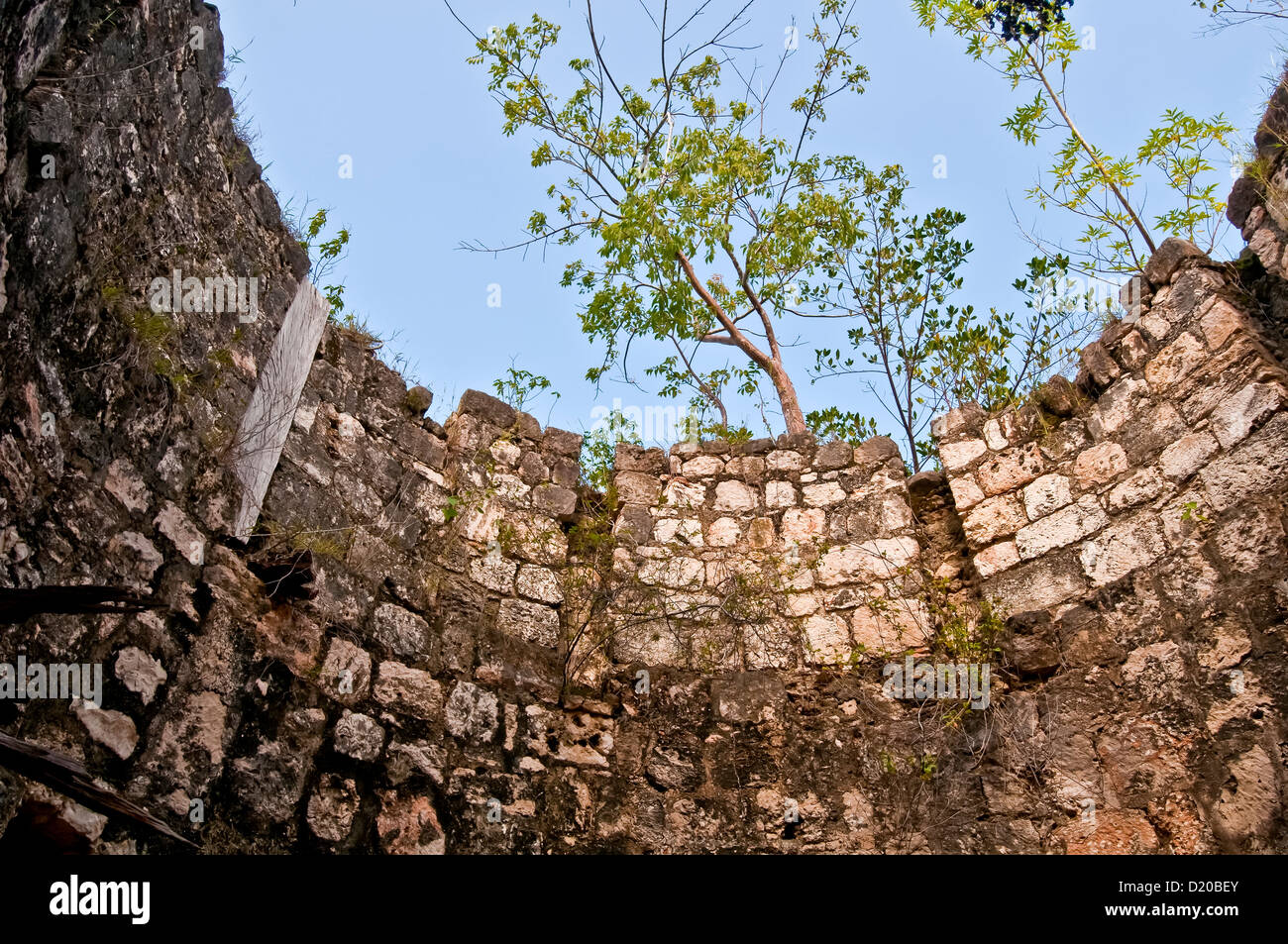 Vista interior desde el interior de una antigua torre de piedra de molino molino de azúcar mirando al cielo Montgego Jamaica Bay Foto de stock