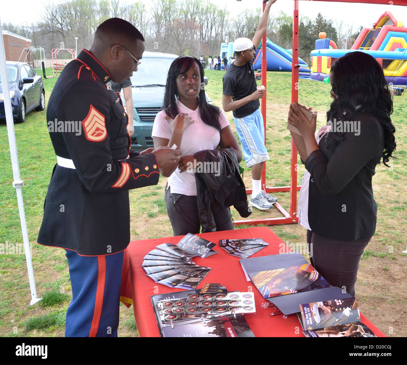 Un reclutador Marina conversaciones para una adolescente acerca de unirse a los Marines Foto de stock