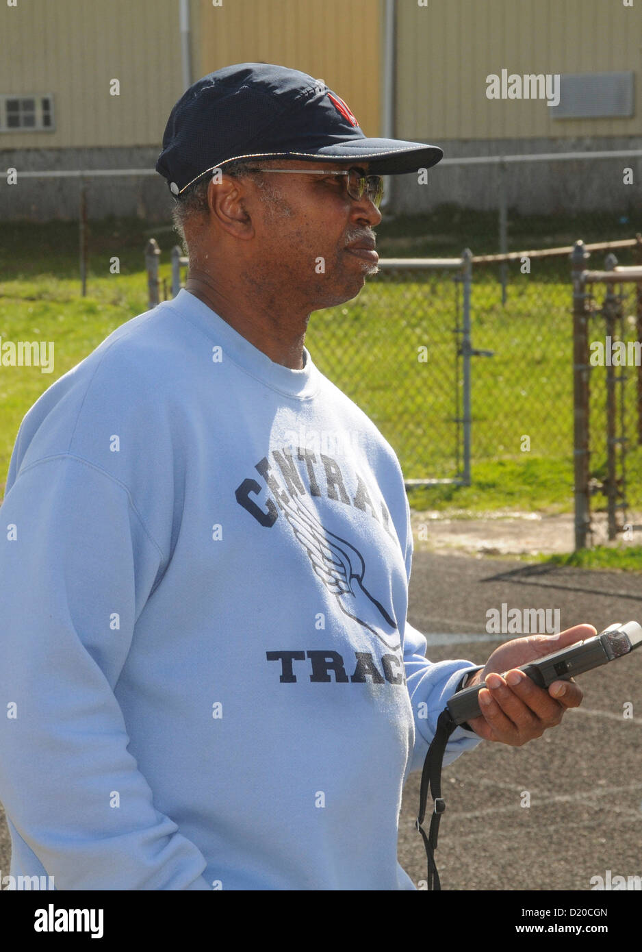 El entrenador de su equipo de distribución durante los eventos de pista y campo Foto de stock