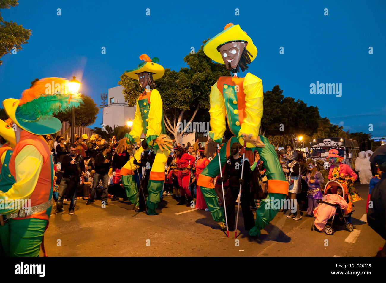 Desfile de Carnaval en la noche, Arrecife, Lanzarote, Islas Canarias, España, Europa Foto de stock