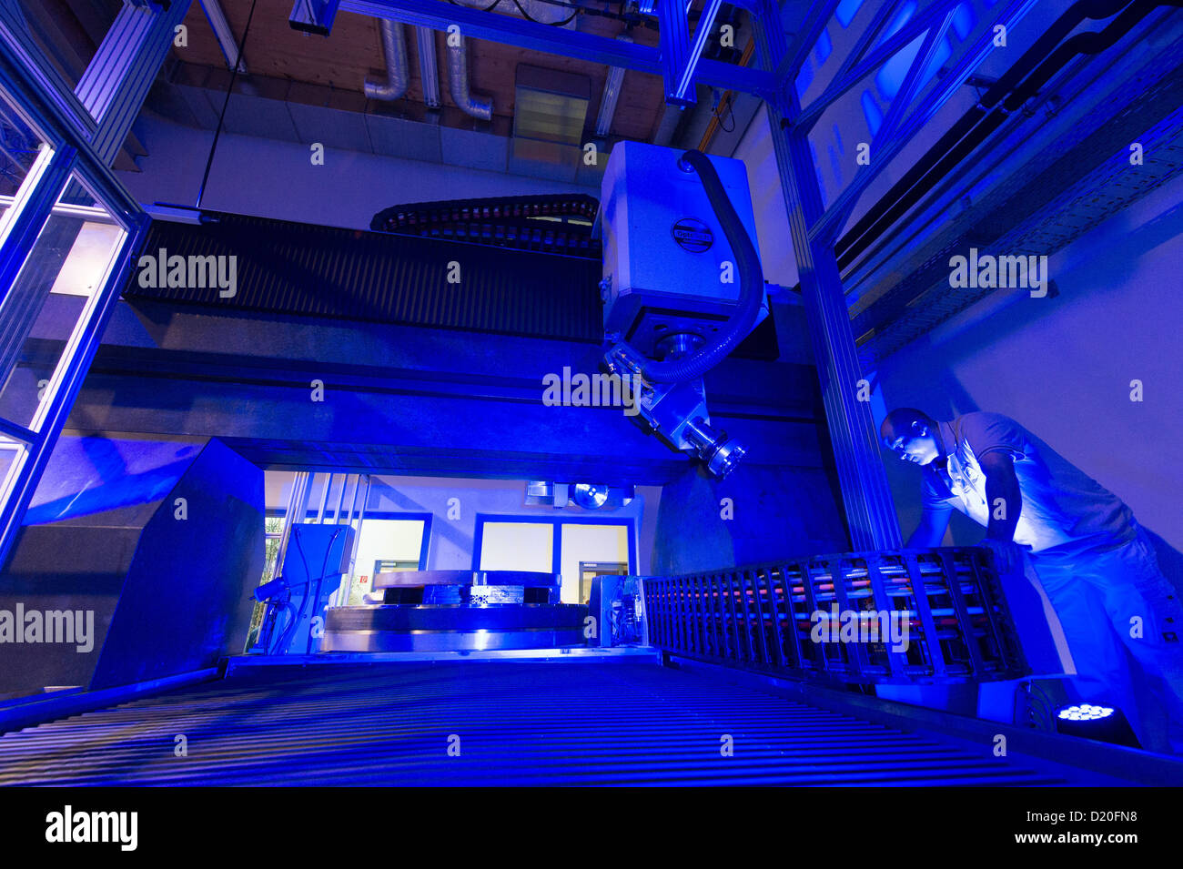 Majid Salimi técnico trabaja en el equipo óptico más grande del mundo en el campus de tecnología en Teisnach, Alemania, 09 de enero de 2013. La máquina está supuesta a producir en serie los espejos para telescopios con diámetros de hasta dos metros de investigaciones espaciales. Foto: ARMIN WEIGEL Foto de stock