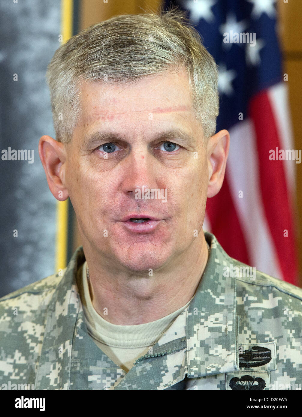 El teniente general Donald M. Campbell Jr. asume el mando en la US Army Airfield en Wiesbaden, Alemania, 09 de enero de 2013. Campbell es ahora el comandante general del ejército de los EE.UU. Europa. Foto: BORIS ROESSLER Foto de stock