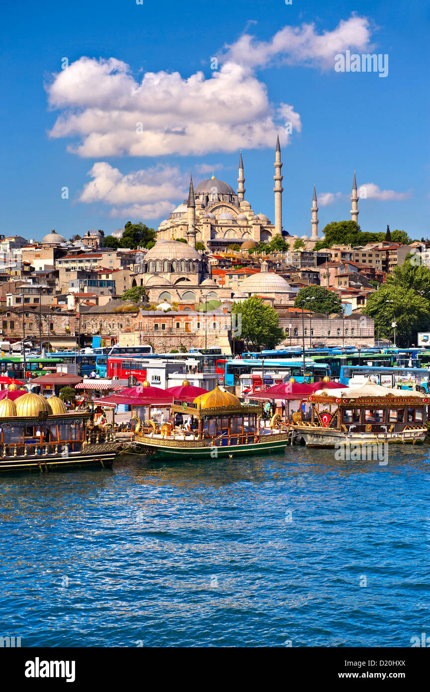 La mezquita de Suleymaniye sobre la tercera Colina con ferries a orillas del Cuerno de Oro, Estambul, Turquía Foto de stock