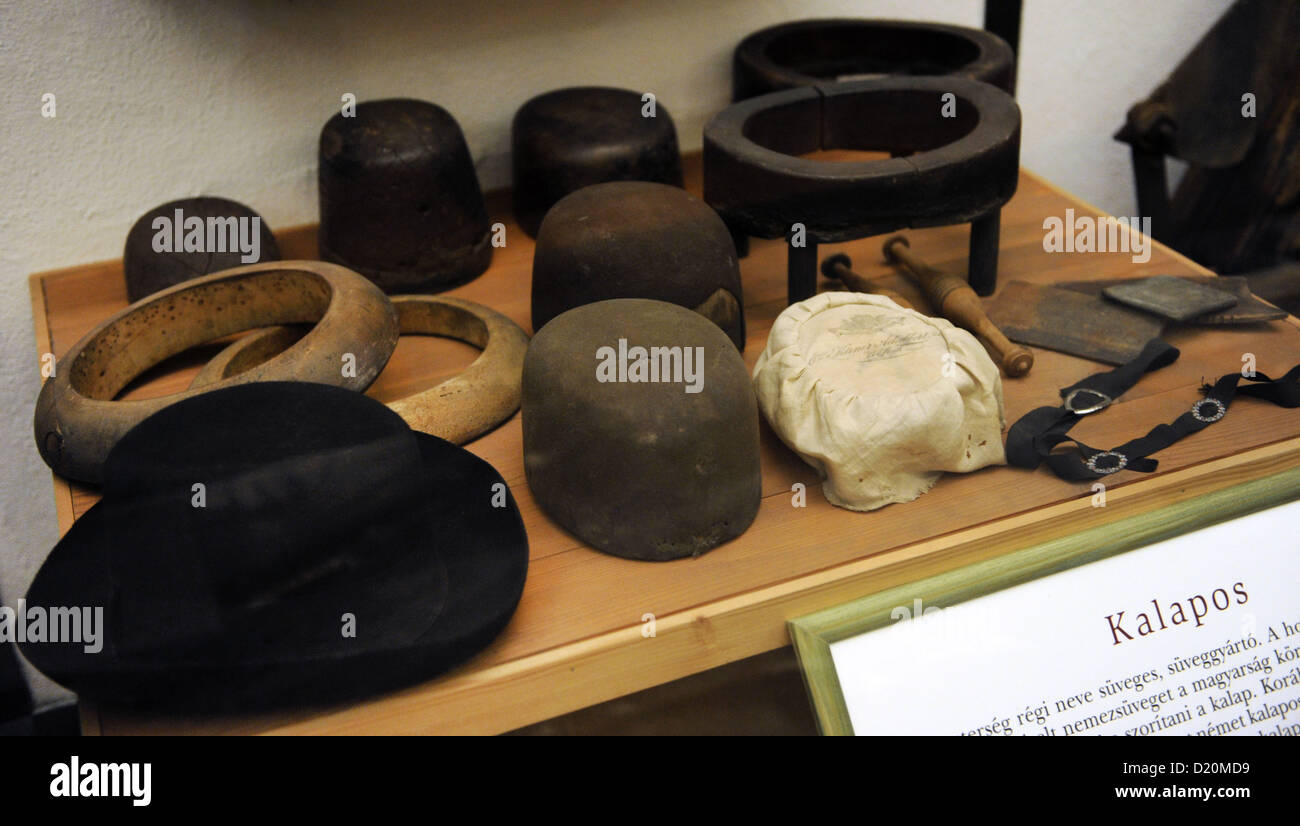 Fabricacion de sombreros de fieltro fotografías e imágenes de alta  resolución - Alamy