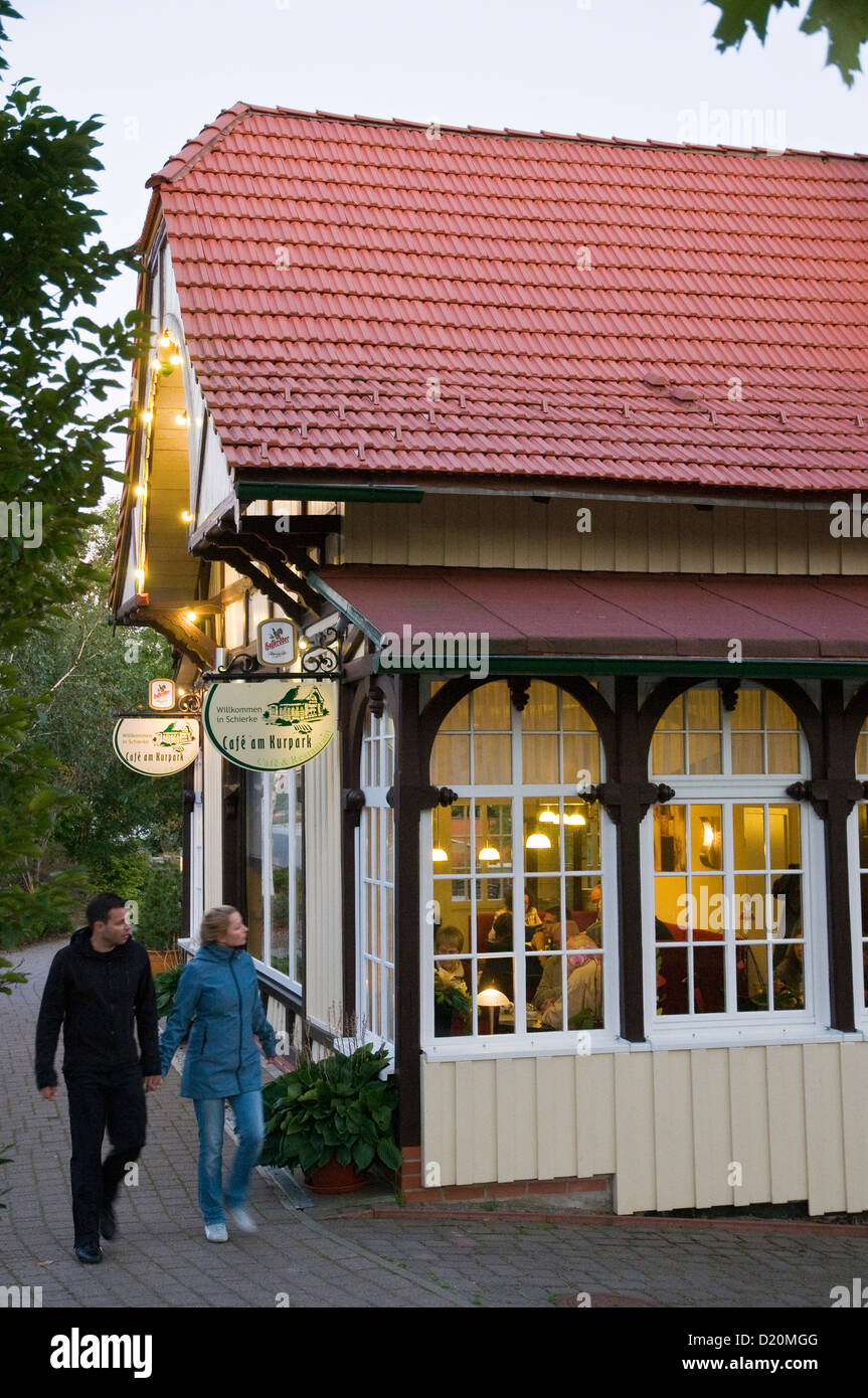 Restaurante al anochecer, Schierke, Harz, Sajonia-Anhalt, Alemania Foto de stock
