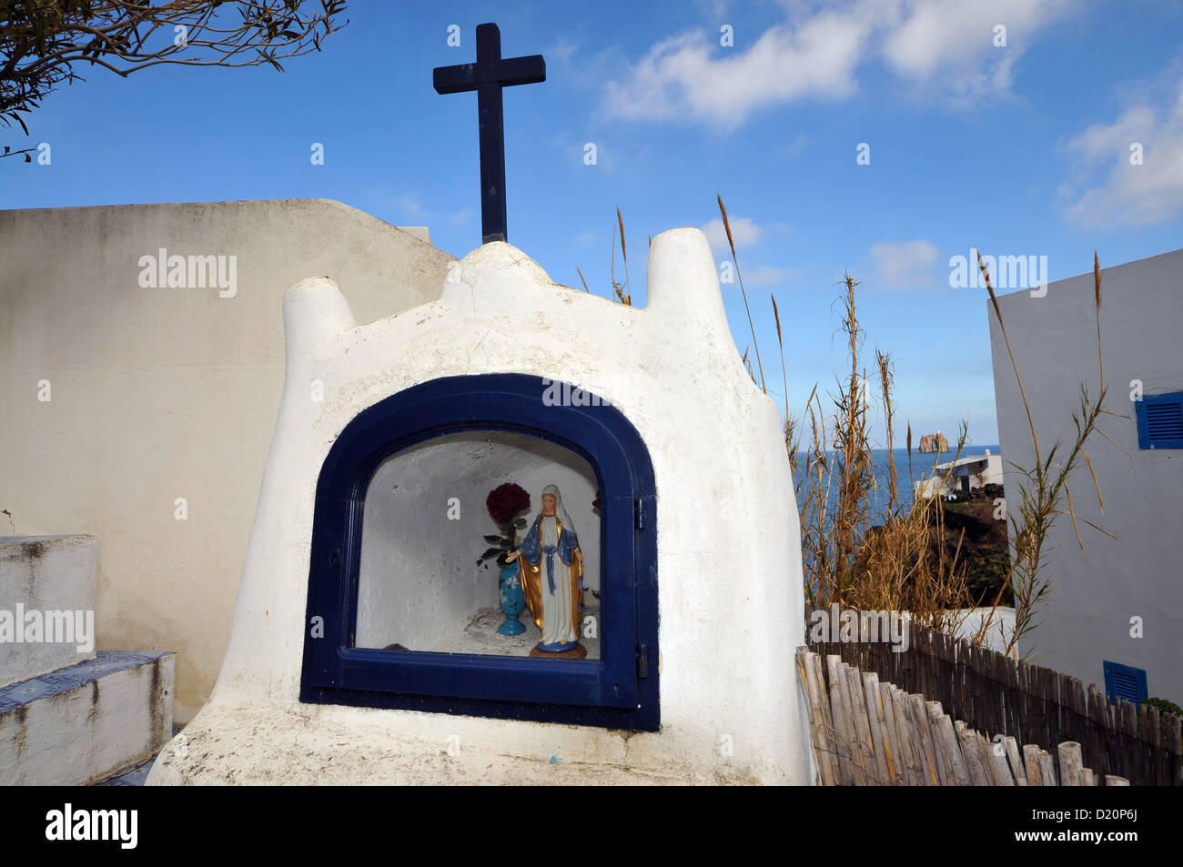 Pequeña estatua de Santa María, en la isla de Stromboli, las Islas Eolias, en Sicilia, Italia Foto de stock