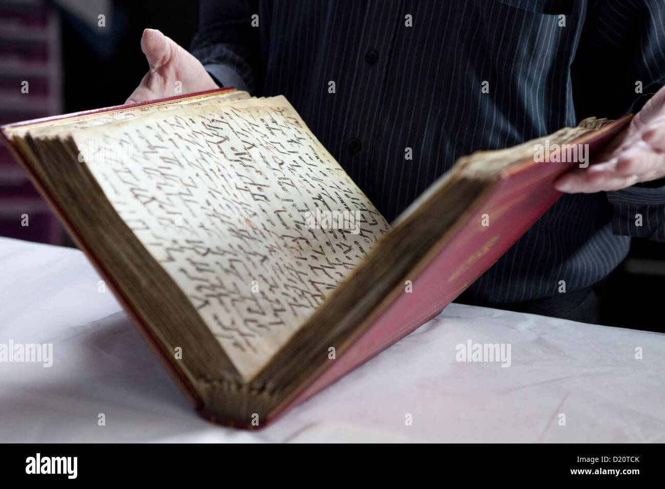 Una de las más antiguas conocidas copias del Corán, prestados por la Biblioteca Británica del Museo Británico para la gran exposición, el hayy Foto de stock