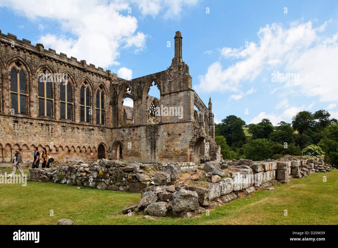 Las ruinas de Bolton Abbey bajo el cielo nublado, Yorkshire Dales National Park, Yorkshire Dales, Yorkshire, Inglaterra, Gran Bretaña Foto de stock