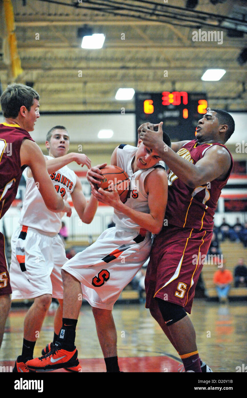 Deportes Baloncesto Defender capta la cabeza del oponente en lugar de la  del funcionario de dibujo de baloncesto silbato para un foul. Ee.Uu  Fotografía de stock - Alamy