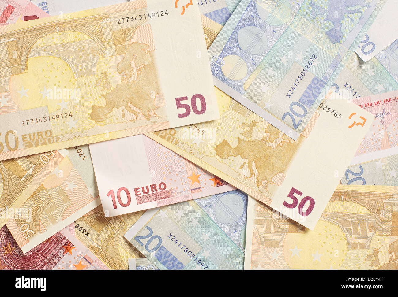 Montón de billetes de euro de diferentes denominaciones para el gasto Foto de stock