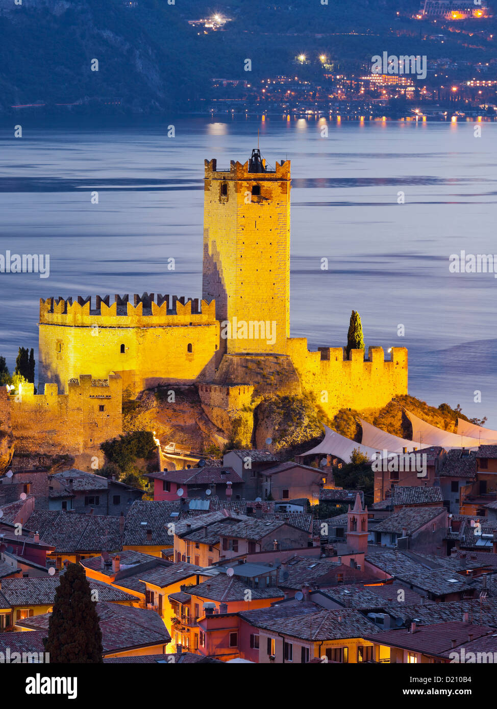Malcesine castillo en la luz del atardecer, el Lago de Garda, Malcesine, Veneto, Italia Foto de stock