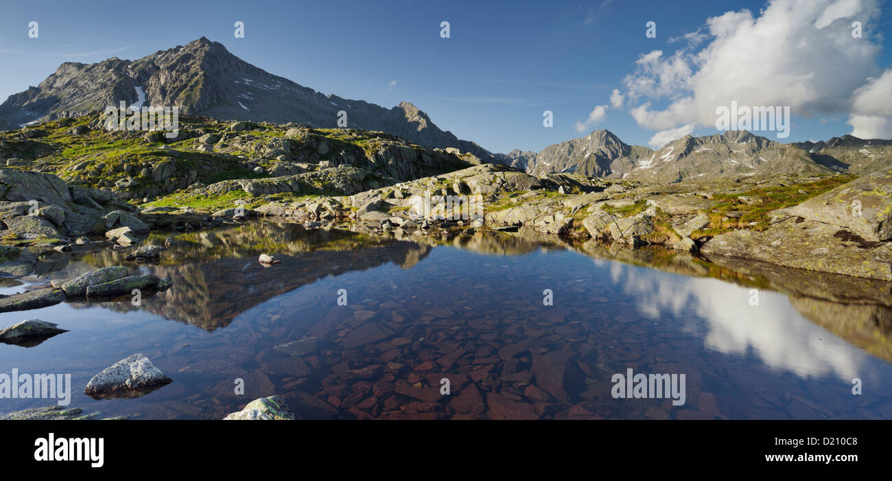Reflejo de la Cima de montaña Giner en un lago de montaña, el Lago Nero, Reserva Natural de Adamello Brenta, Trentino, Italia Foto de stock