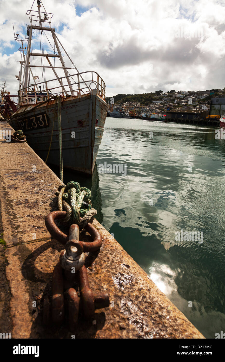 Arrastreros de pesca amarrados hasta puerto puerto pared de Newlyn, Cornwall, Reino Unido, Inglaterra Foto de stock
