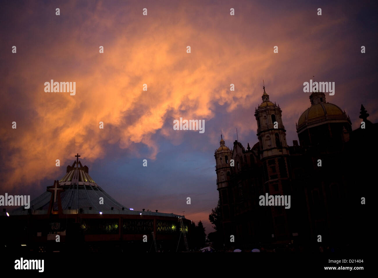 Basílica de Nuestra Señora de Guadalupe al amanecer en la Ciudad de México, 9 de diciembre de 2012. Foto de stock