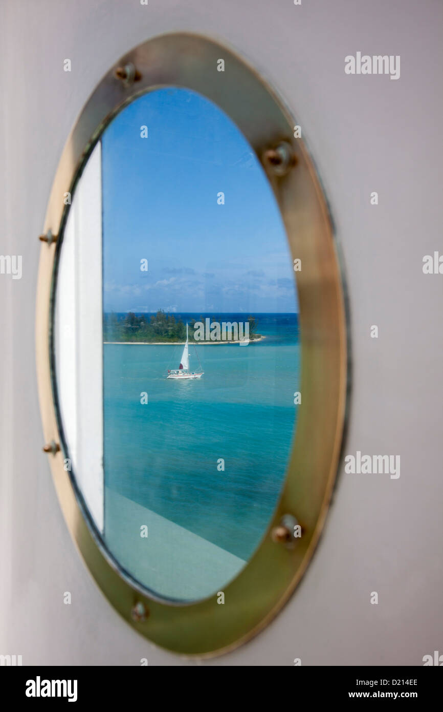 Velero vistos a través de la claraboya ventana a bordo del barco crucero MS  Deutschland (Peter Deilmann Reederei), Montego Bay, St. James, J Fotografía  de stock - Alamy