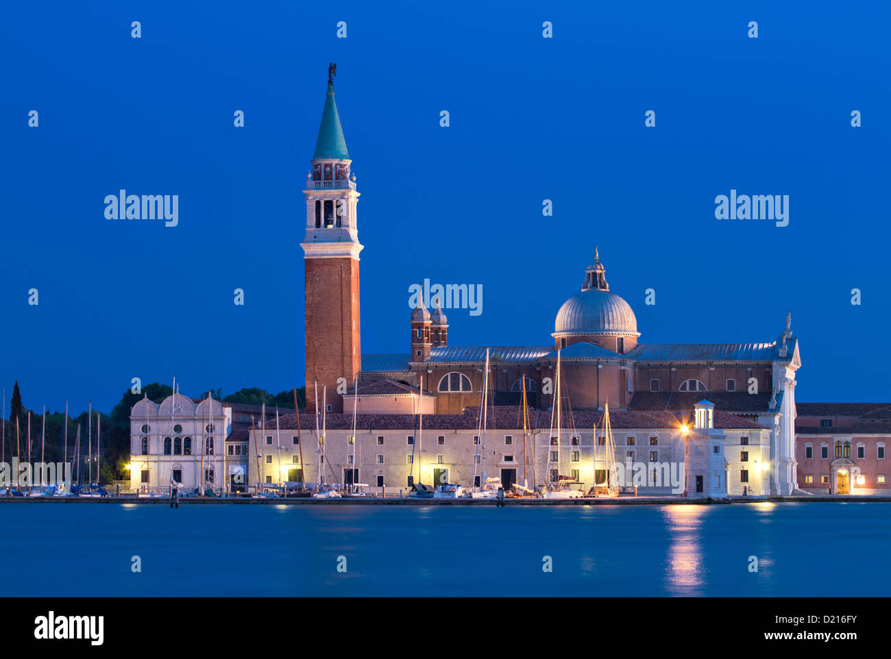 Encendida en la iglesia San Giorgio Maggiore en la hora azul, Venecia, Italia Foto de stock