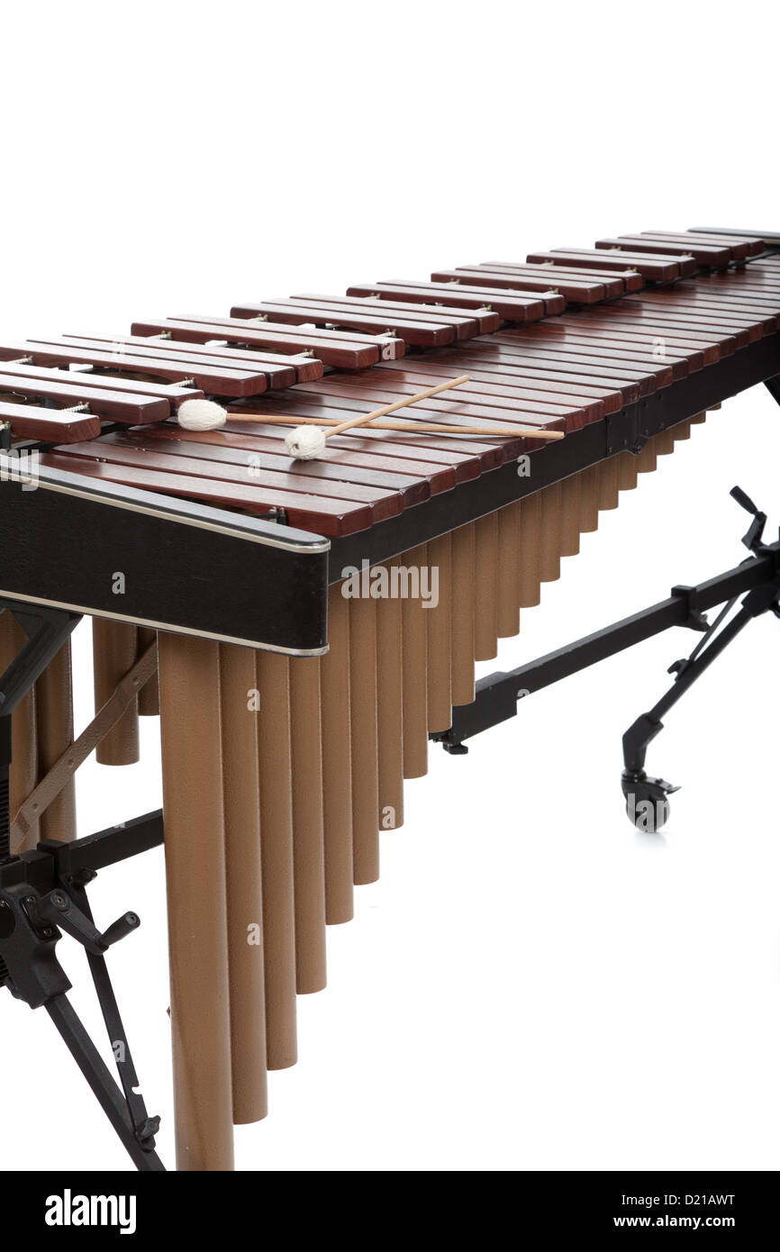 Una marimba de madera y mazas sobre un fondo blanco Fotografía de stock Alamy