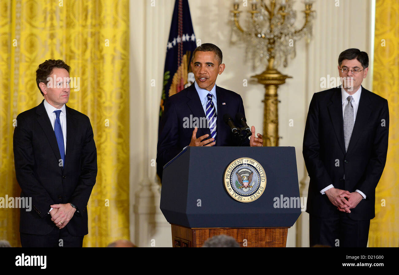 El Presidente de Estados Unidos, Barack Obama, centro, nombres jefe de personal blanco de la casa de Jacob' 'Jack Lew, derecha, como Secretario del Tesoro para sustituir a Timothy Geithner, izquierda en el East Room de la Casa Blanca en Washington, D.C., el jueves, 10 de enero de 2013. .Crédito: Ron Sachs / CNP Foto de stock