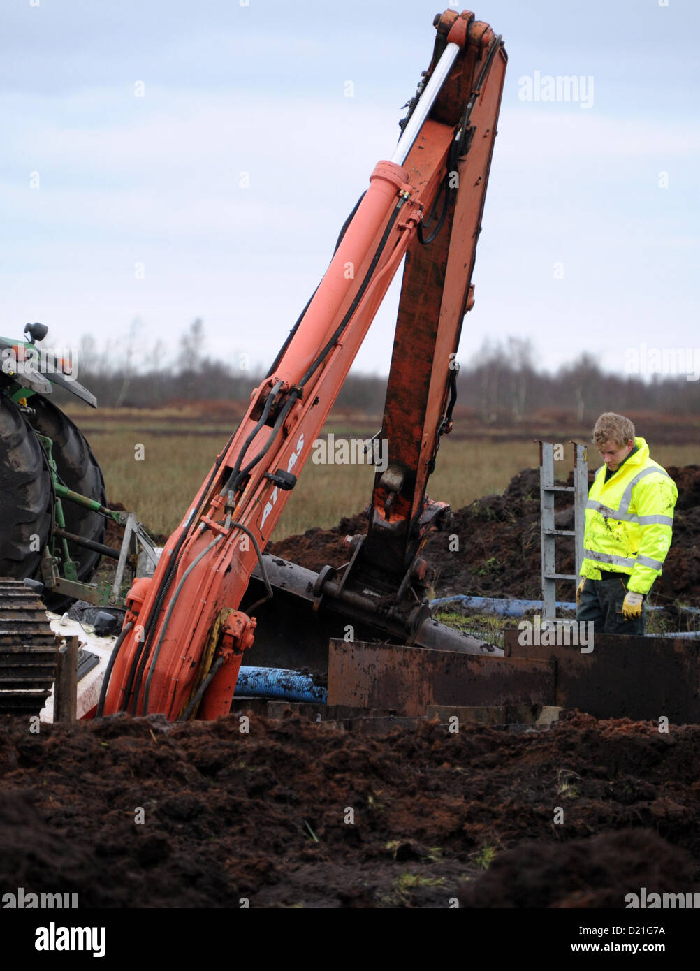 Una excavadora está atascado en la ciénaga Koenigsmoor profundas cerca de  Christiansholm, Alemania, el 10 de enero de 2013. Salvar el digger se  vuelve extremadamente difícil. En el ínterin, se ha convertido