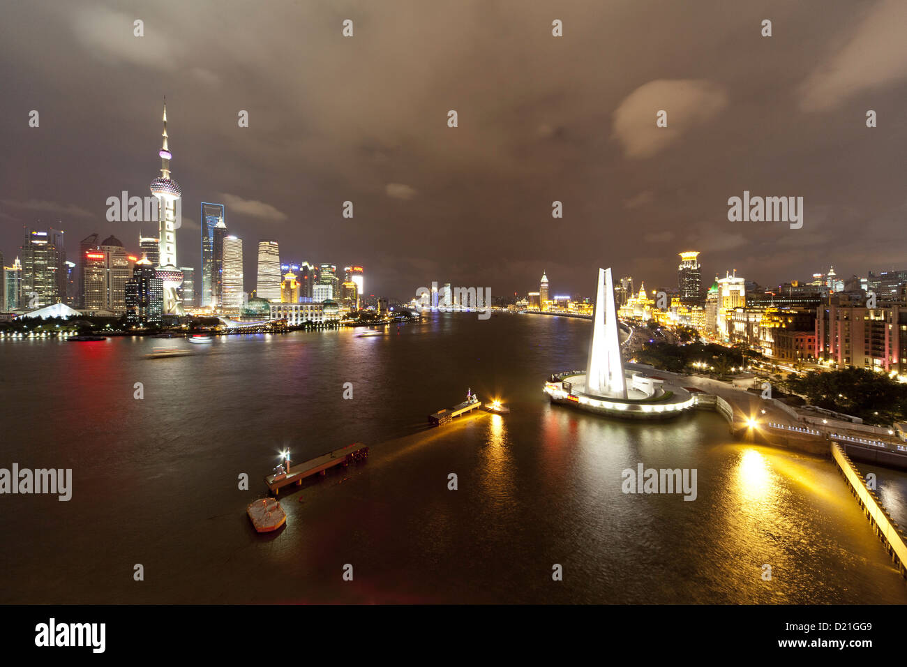 Altos edificios de Bund y Pudong en el Río Huangpu en la noche, Shanghai, China, Asia Foto de stock
