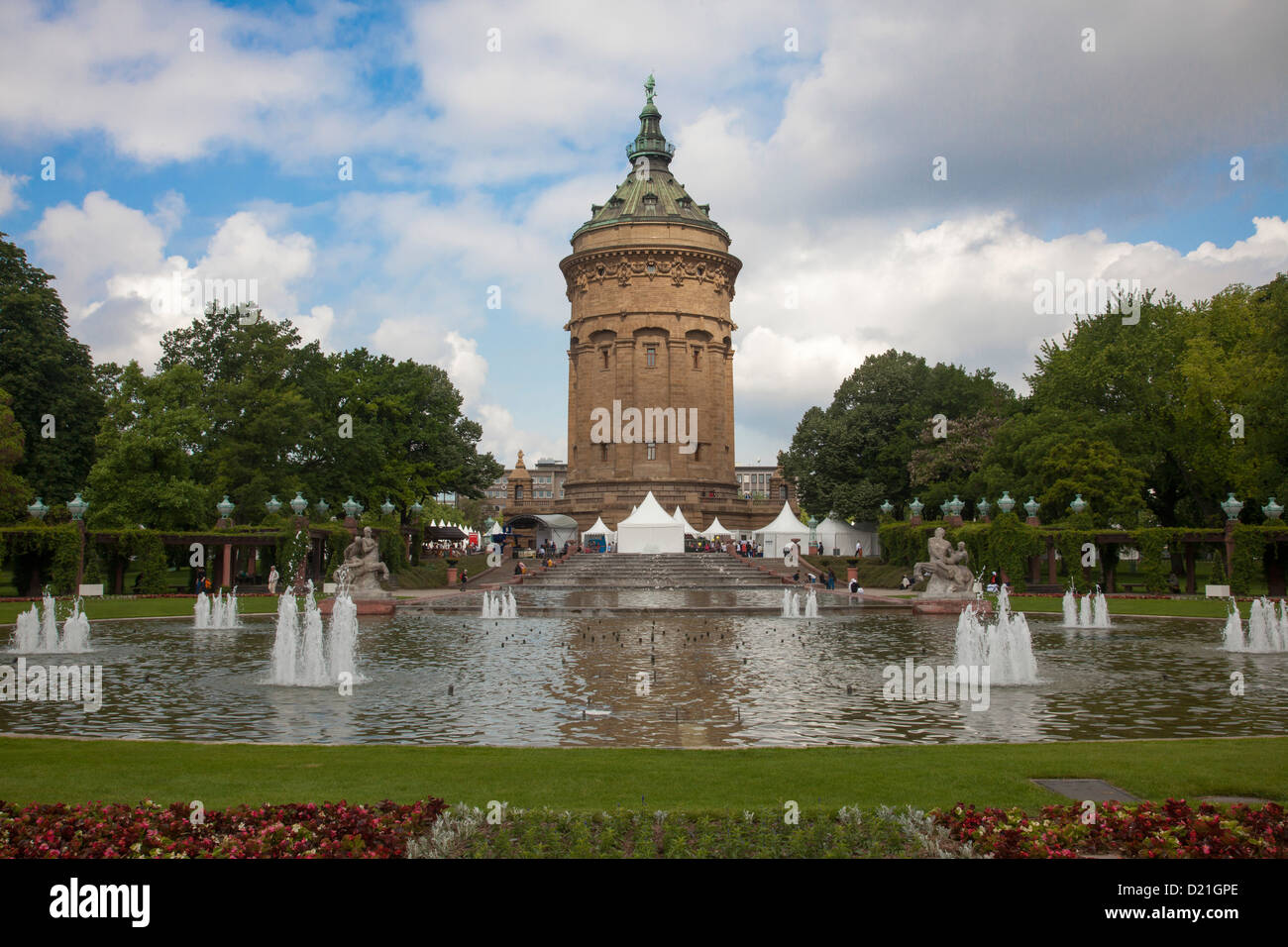 Fuentes y la torre del agua en el parque, Mannheim, Baden-Wurttemberg, Alemania, Europa Foto de stock