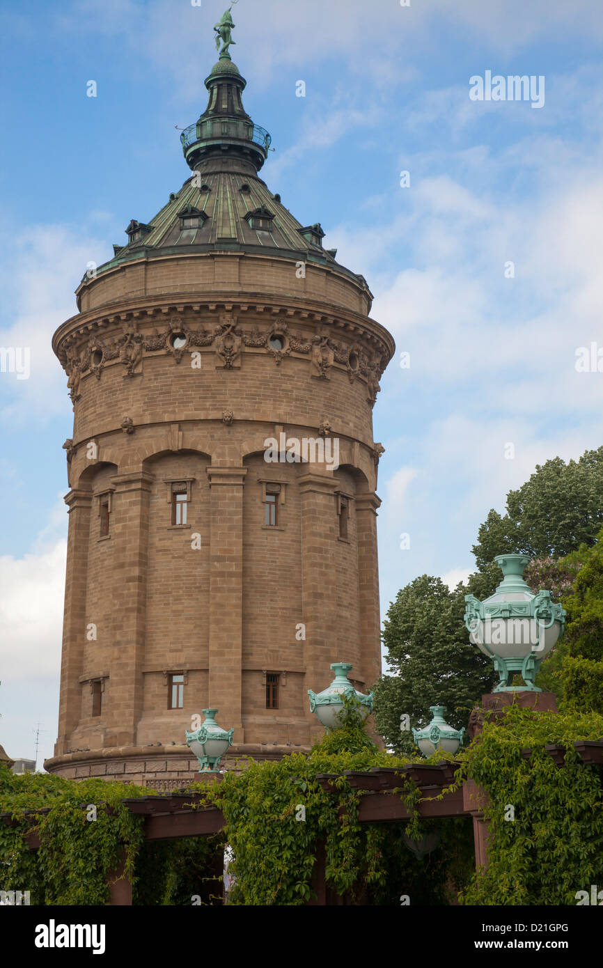 Fuentes y la torre del agua en el parque, Mannheim, Baden-Wurttemberg, Alemania, Europa Foto de stock