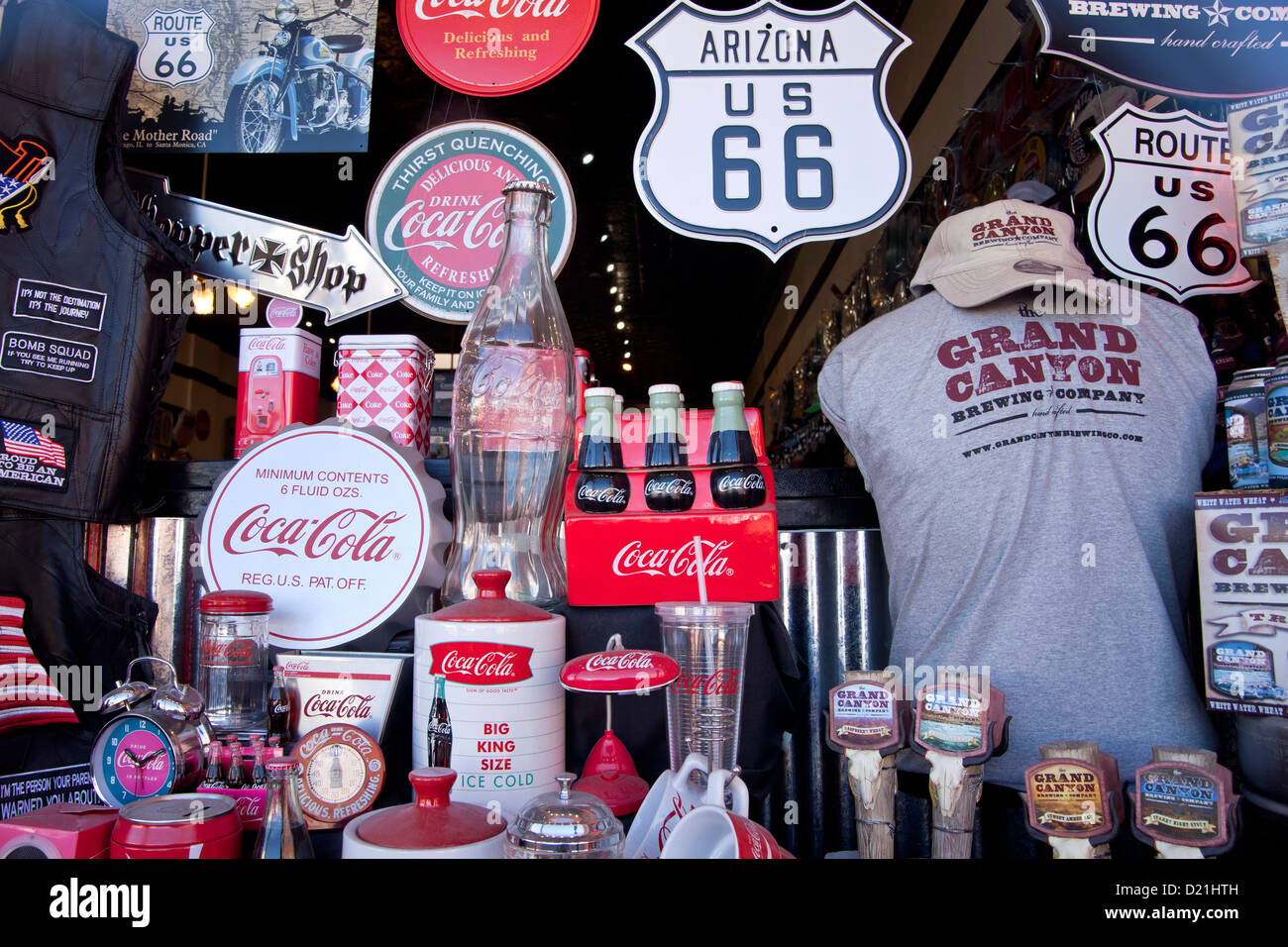 Tienda de souvenirs con Coca Cola y la Ruta 66 mercancías, Kingman, Arizona, Estados Unidos de América, EE.UU. Foto de stock