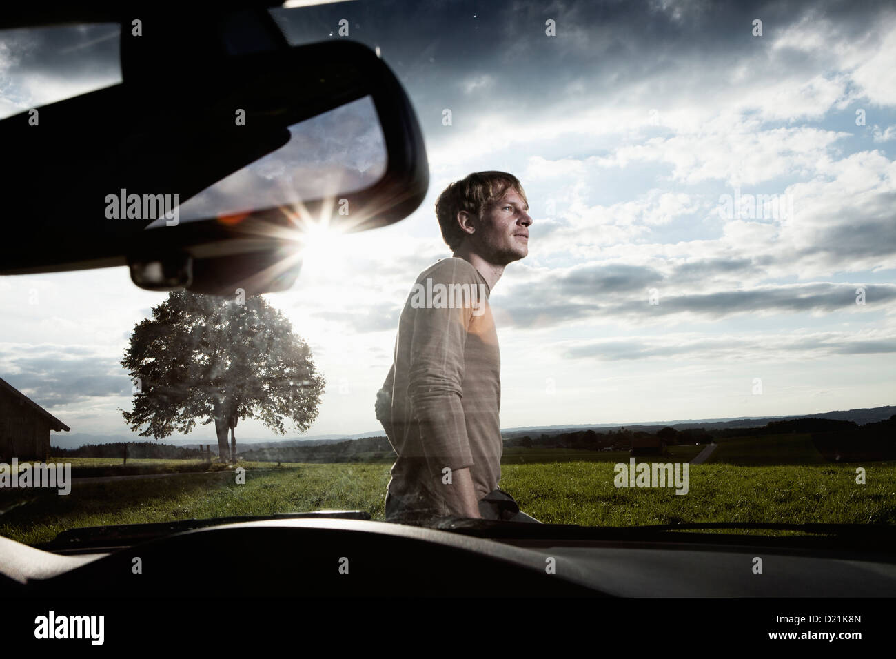Alemania, Baviera, mitad hombre adulto de pie en coche Foto de stock