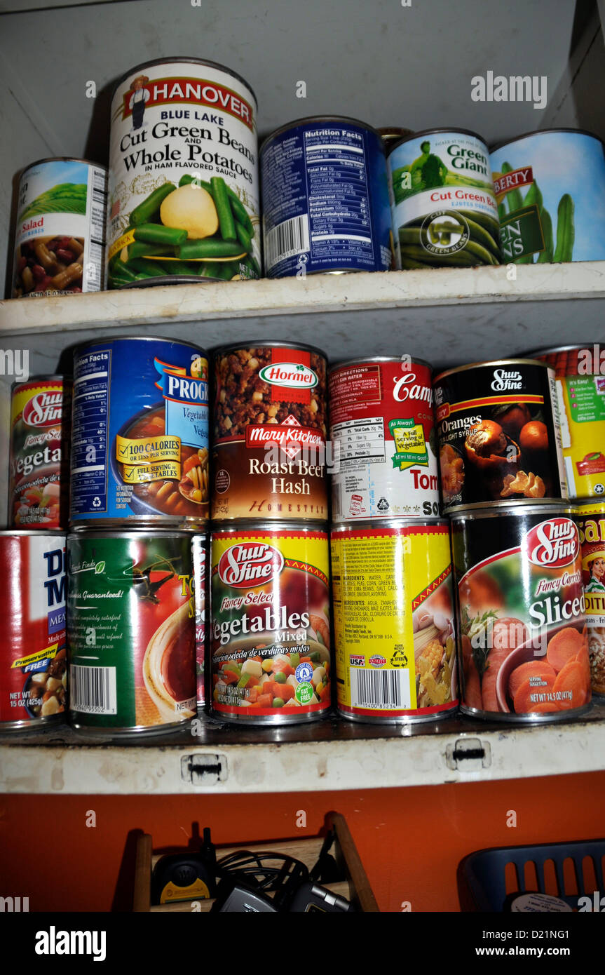 Alimentos enlatados en un estante Foto de stock