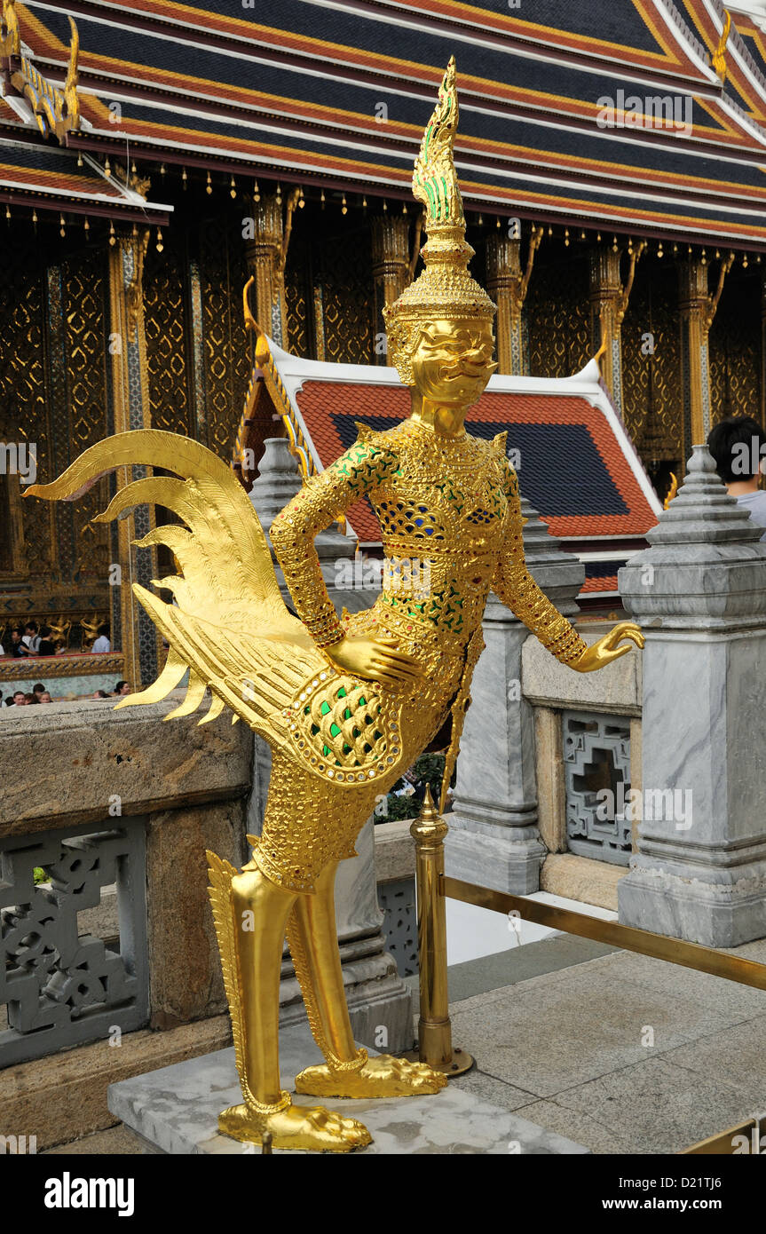Estatua Kinnaree, Wat Phra Kaew, Bangkok, Tailandia, Asia Foto de stock