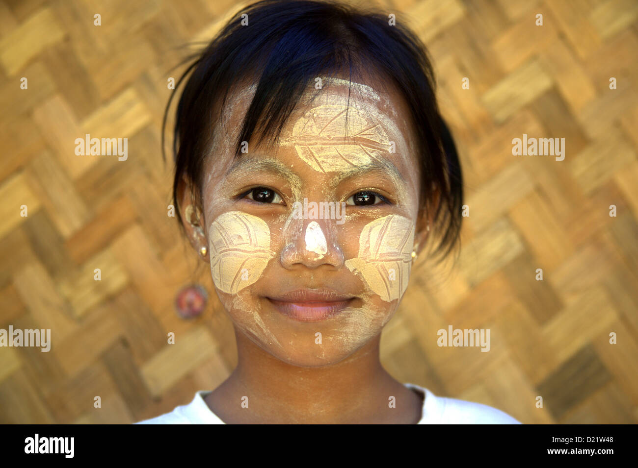 Hermosa niña birmano con tanaka en Bagan, Myanmar, Birmania Foto de stock