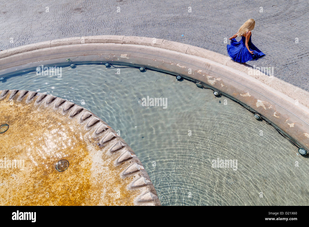 Chica por una fuente de agua, la Piazza del Popolo Roma Italia Foto de stock