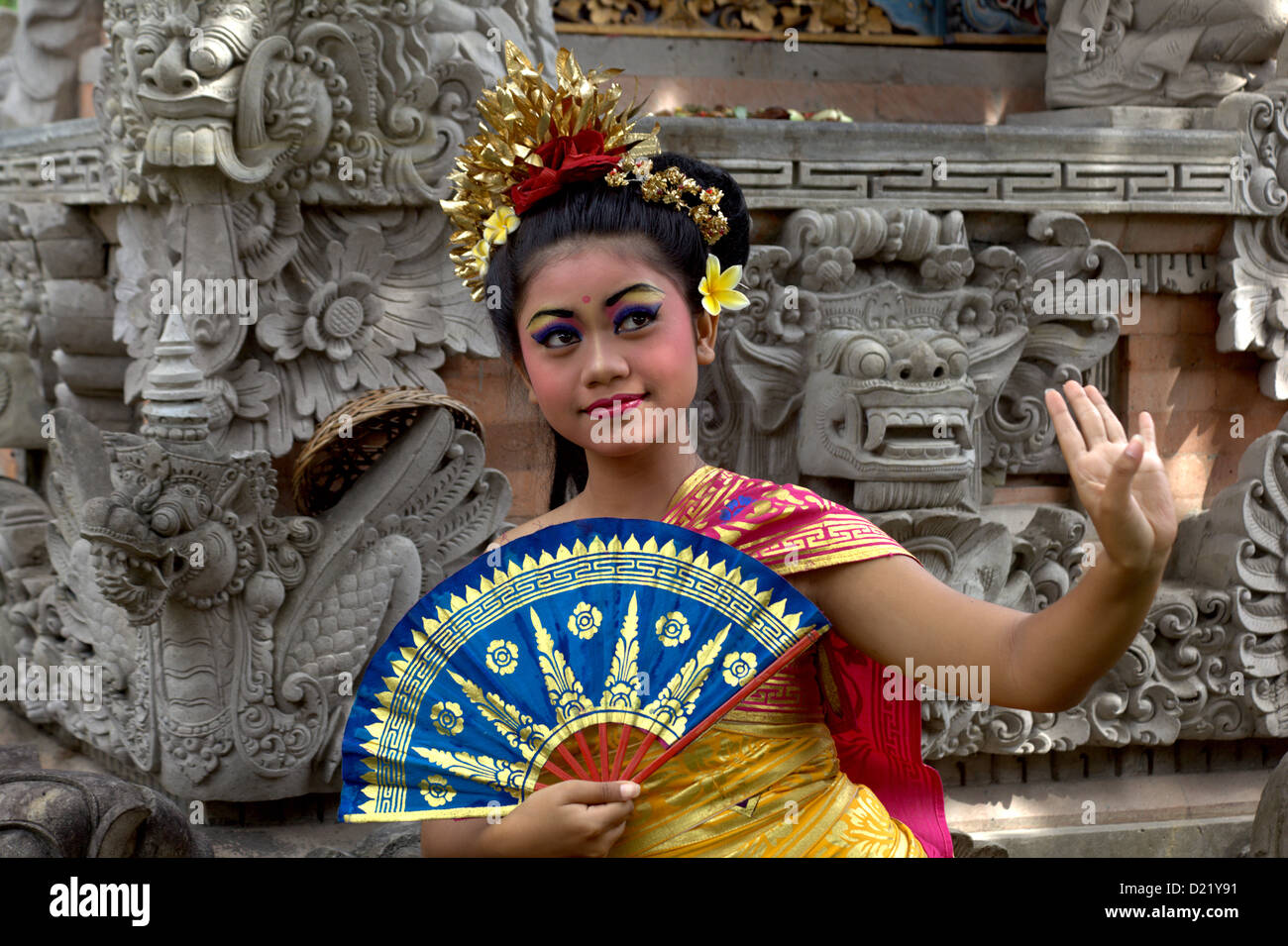 Balinés joven muchacha dispuesta para el templo danza Foto de stock