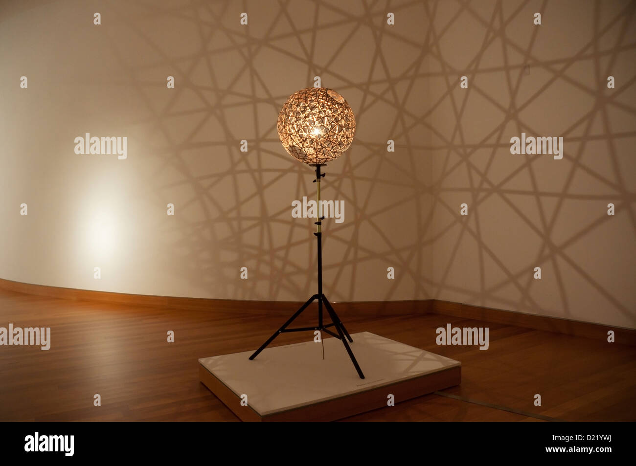 Luminosidad exhiben instalación lámpara dodecaedro quíntuple Fotografía de  stock - Alamy