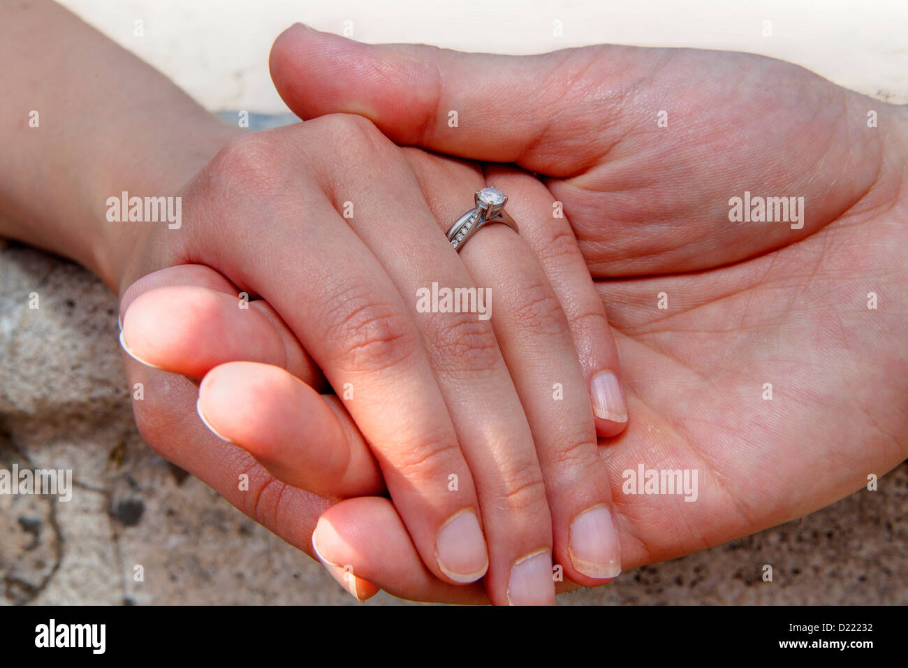 Fotos de manos de parejas con anillos best sale de compromiso