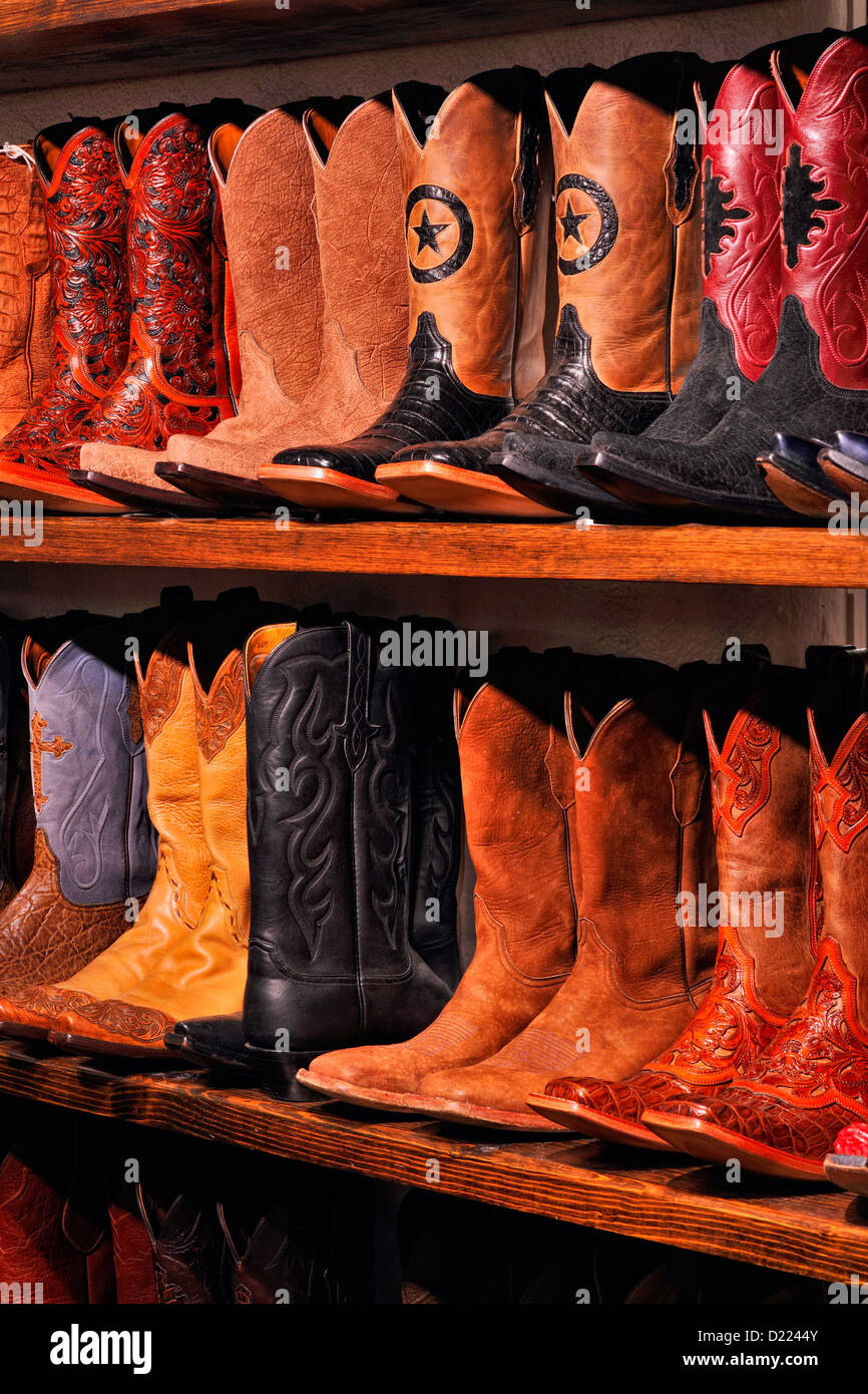 Botas occidentales para la venta en una tienda- 'Boots boogie', Santa Fe,  Nuevo México, EE.UU Fotografía de stock - Alamy