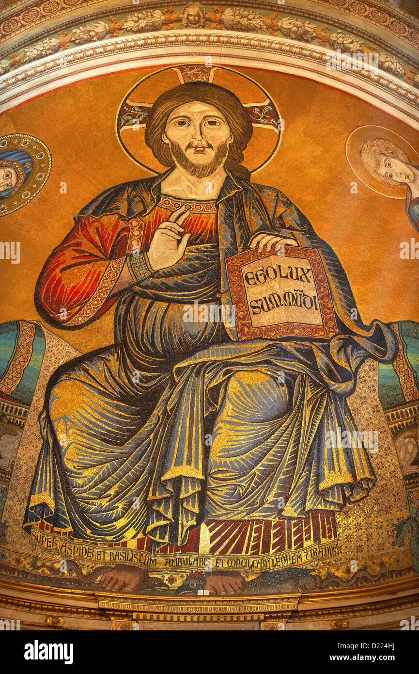 Mosaicos de estilo bizantino medieval de Cristo en el interior del Duomo, Pisa, Italia Foto de stock