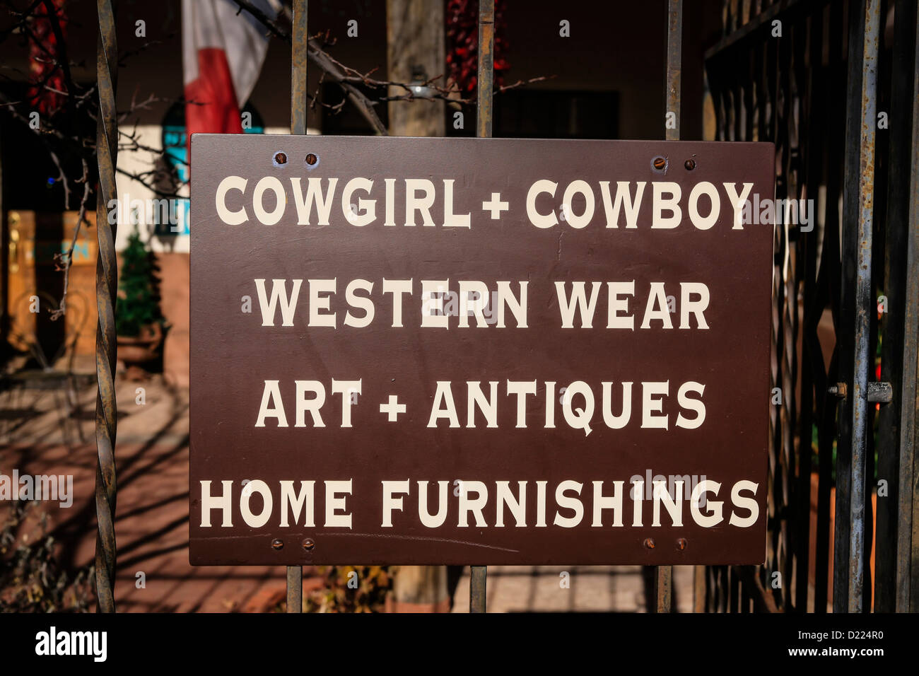 Canyon Road - Vaca Niña y Niño Western Wear, arte antigüedades y muebles para el hogar firmar Foto de stock