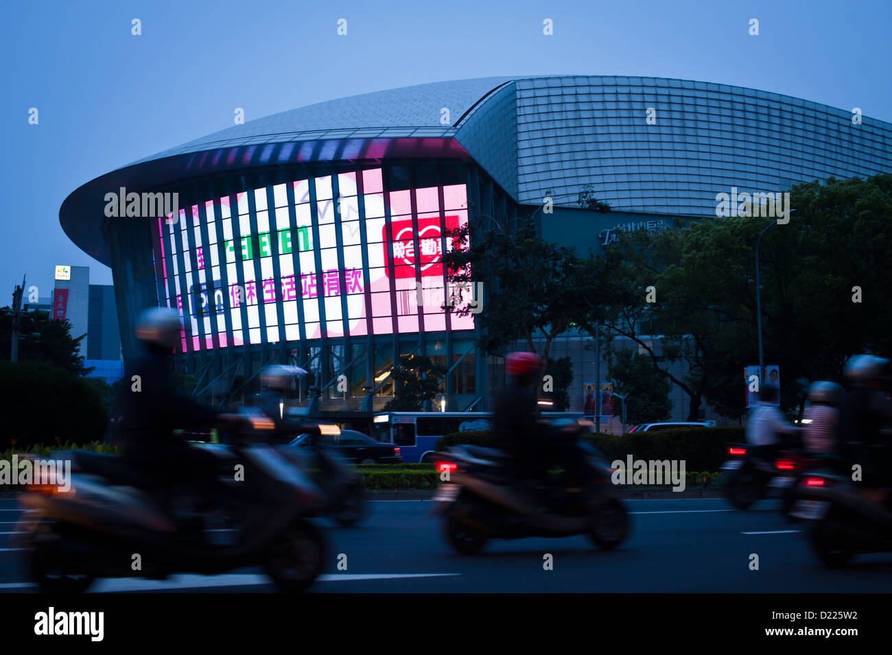 El tráfico alrededor de una enorme pantalla,Taipei Foto de stock